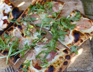 Recept: flammkuchen met ham, rucola en heks’nkaas