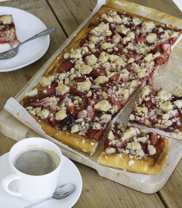 Recept- Aardbeien kruimel plaattaart - vers gistdeeg - Tante Fanny