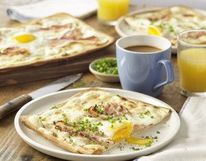 Recept: Flammkuchen met ei en ontbijtspek