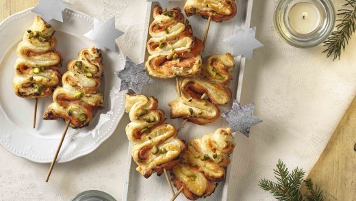 bladerdeeg kerstboompjes met gerookte zalm en roomkaas