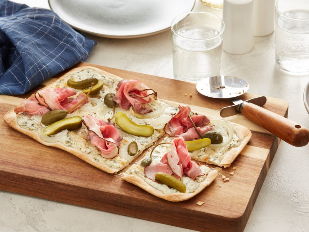 Flammkuchen met rosbief BBQ - Tante Fanny vers flammkuchendeeg