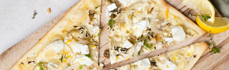 Flammkuchen met venkel, geitenkaas en tijm