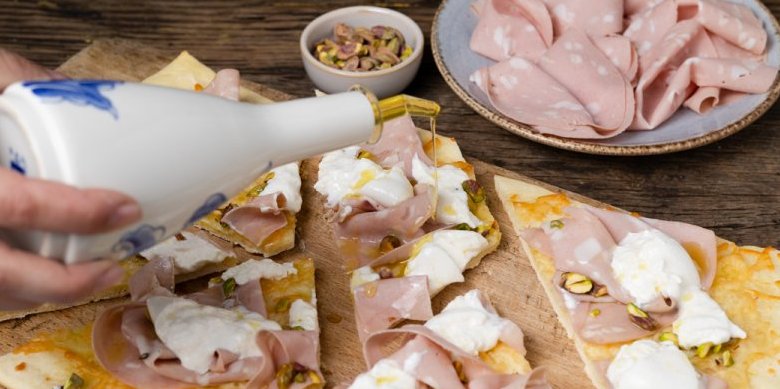 Pizza bianca met burrata, mortadella en pistachenoten