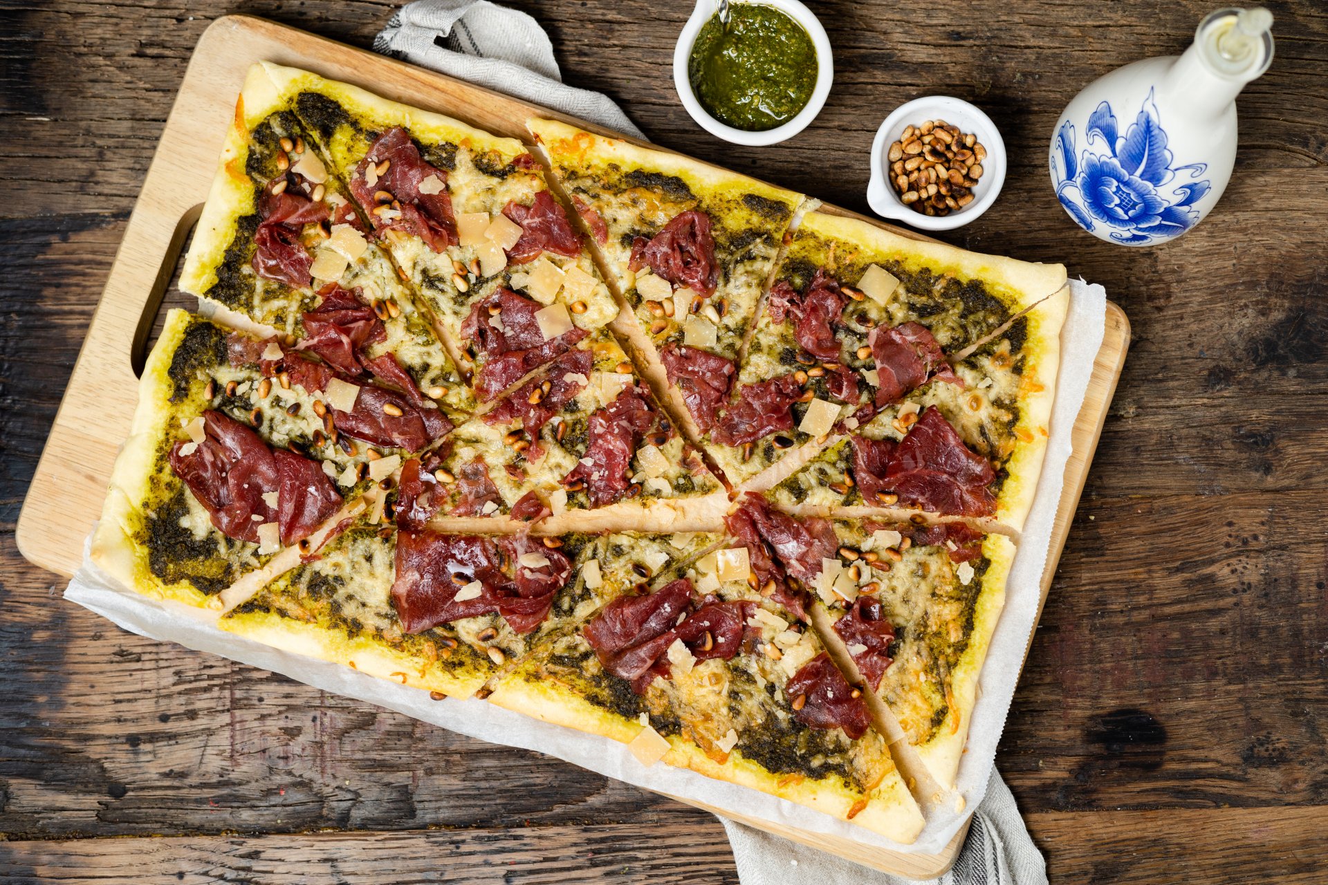 Pizza met carpaccio, Parmezaanse kaas en pesto