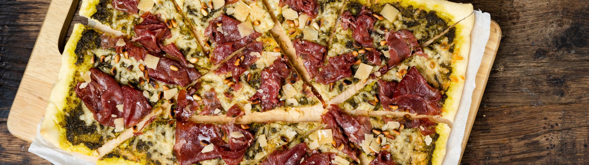Pizza met carpaccio, Parmezaanse kaas en pesto