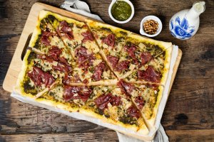 Pizza met carpaccio, Parmezaanse kaas en pesto