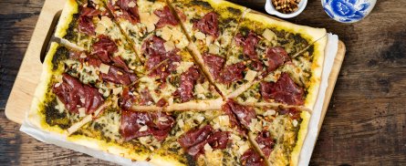 Pizza met carpaccio, Parmezaanse kaas en pesto