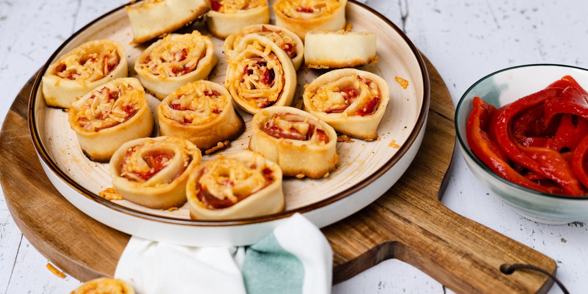 flammkuchensnacks met salami en geroosterde paprika-0624