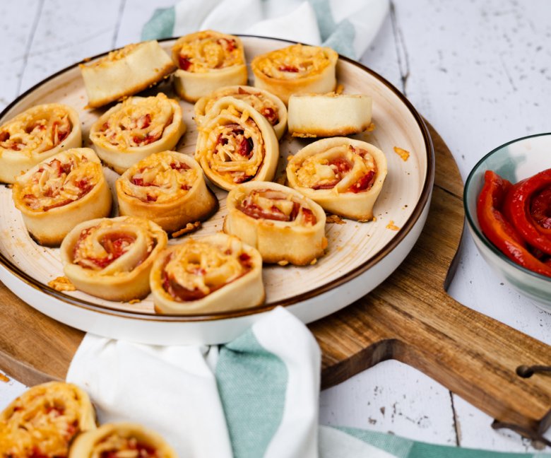 flammkuchensnacks met salami en geroosterde paprika-0624