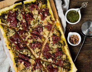 Recept: Pizza met carpaccio, Parmezaanse kaas en pesto