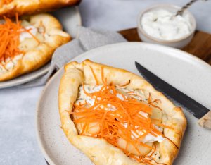 Recept: Pizzaschuitjes met halloumi, wortel en tzatziki