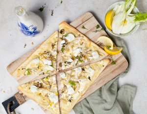 Recept: Flammkuchen met venkel, geitenkaas en tijm