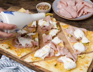 Recept: Pizza bianca met burrata, mortadella en pistachenoten