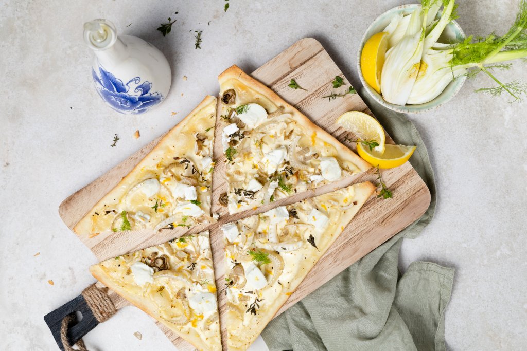 napoleon x tante fanny flammkuchen met venkel, geitenkaas en tijm