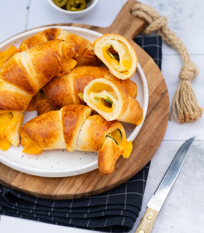 Jalapeño cheddar croissants met courgette