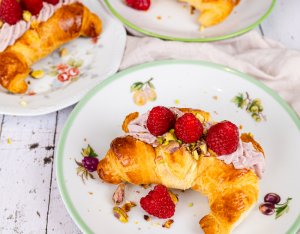 Recept: Frambozen croissants met pistachenoten