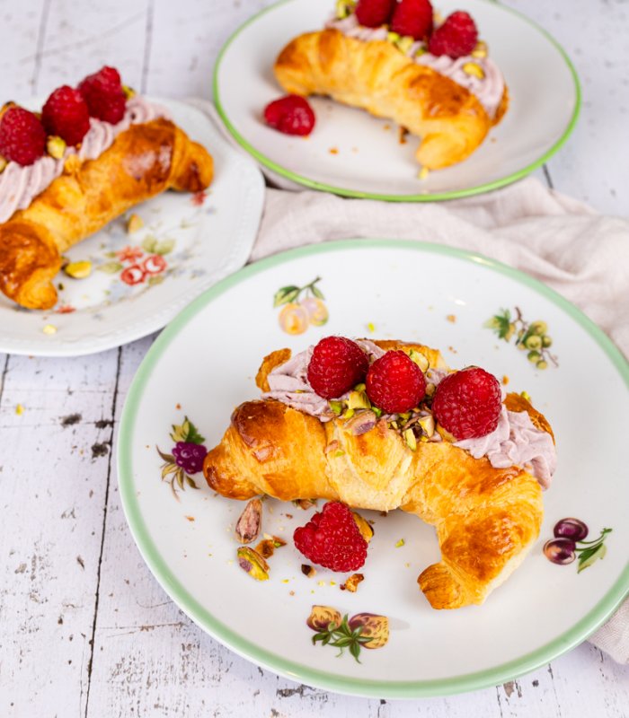 Frambozen croissants met pistachenoten