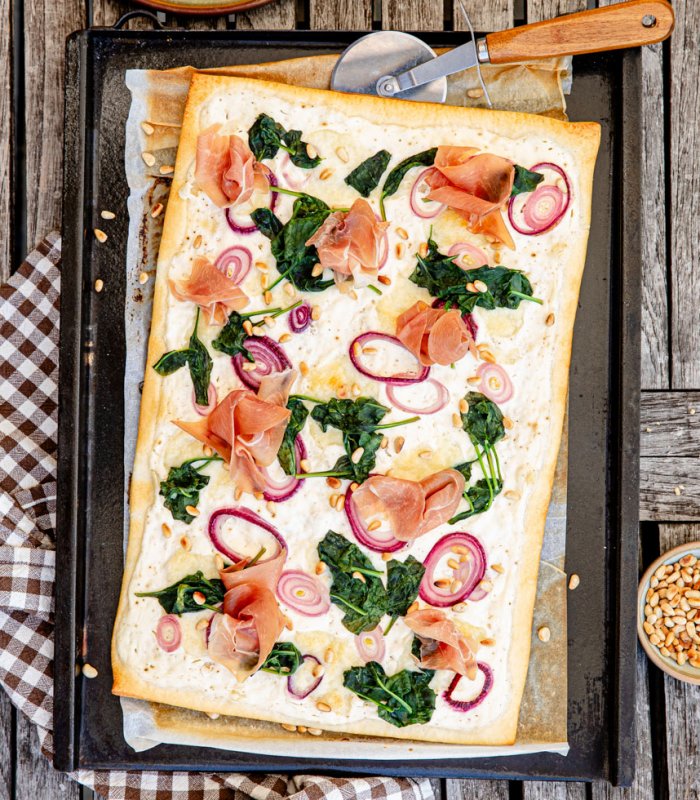 Recept foto pizza bianca met prosciutto en spinazie