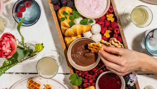 zoete Charcuterie plank met mini Croissants