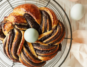 Paaskrans met jam en maanzaad